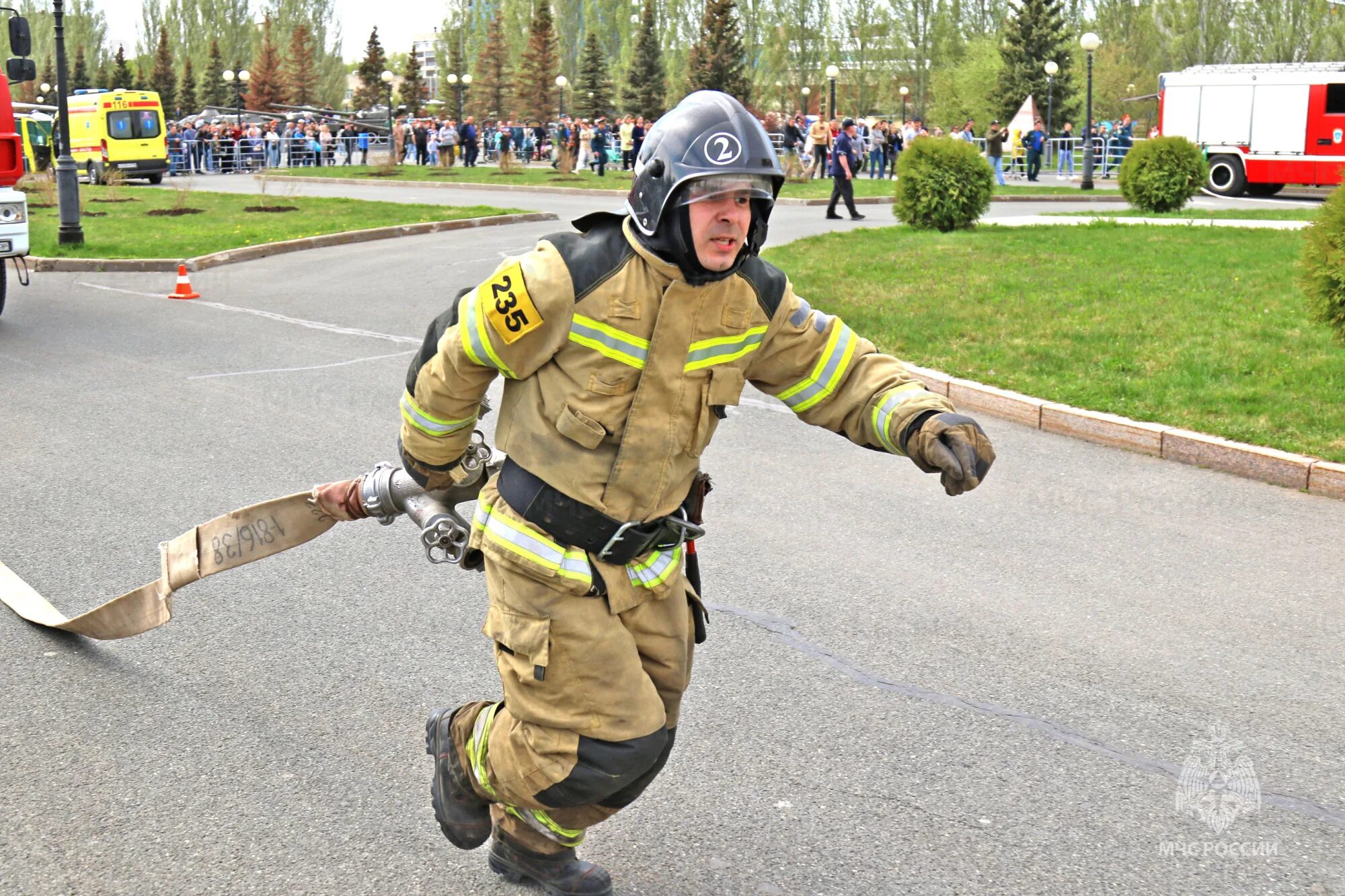Праздник пожарных. Российские пожарники. Богу хвала ближнему защита пожарная. Пожарная защита.