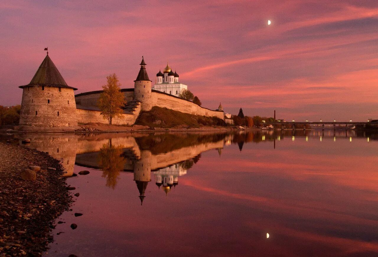 Псковский Кремль Псков. Псковский Кремль кром. Псковский Кремль (кром). Река Великая. Река Пскова.. Псков Старая Ладога.