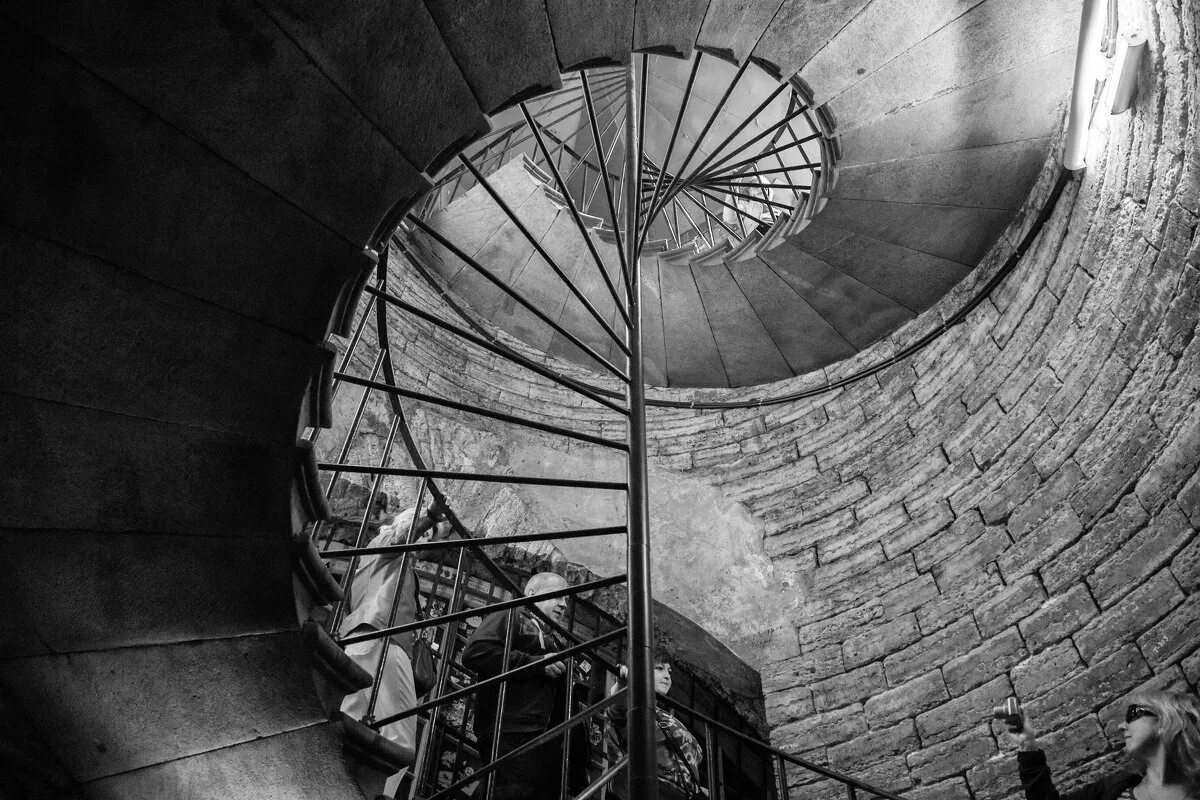 исаакиевский собор экскурсия на колоннаду. исаакиевский собор винтовая лестница. питер исаакиевский собор смотровая площадка. исаакиевский собор лестница на колоннаду. колонада исаакивевского собор.