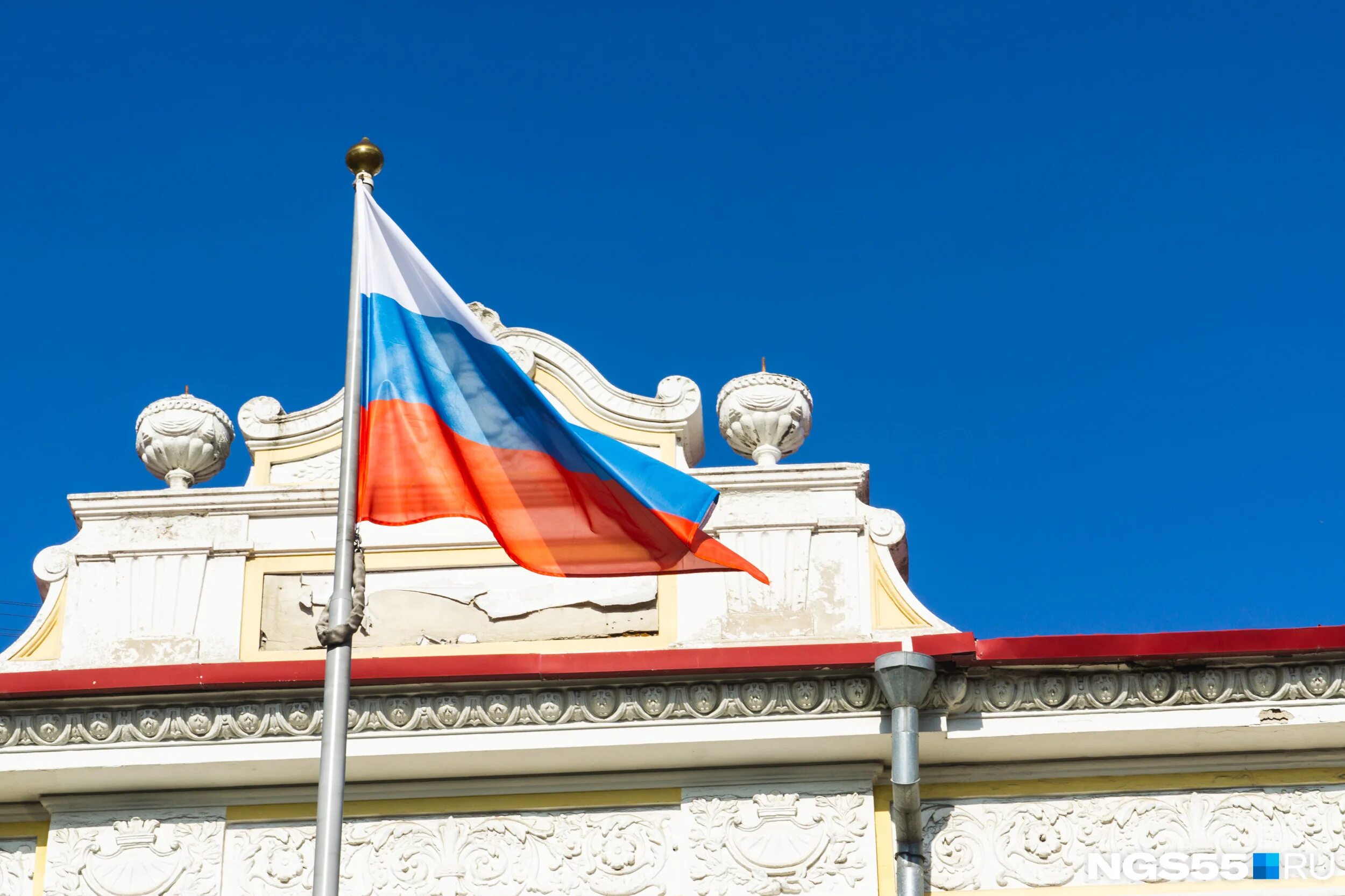 Военные с российским флагом. Флаг на здании. Российский флаг на здании администрации президента рф. Флаг над зданием. Флаг на здании.