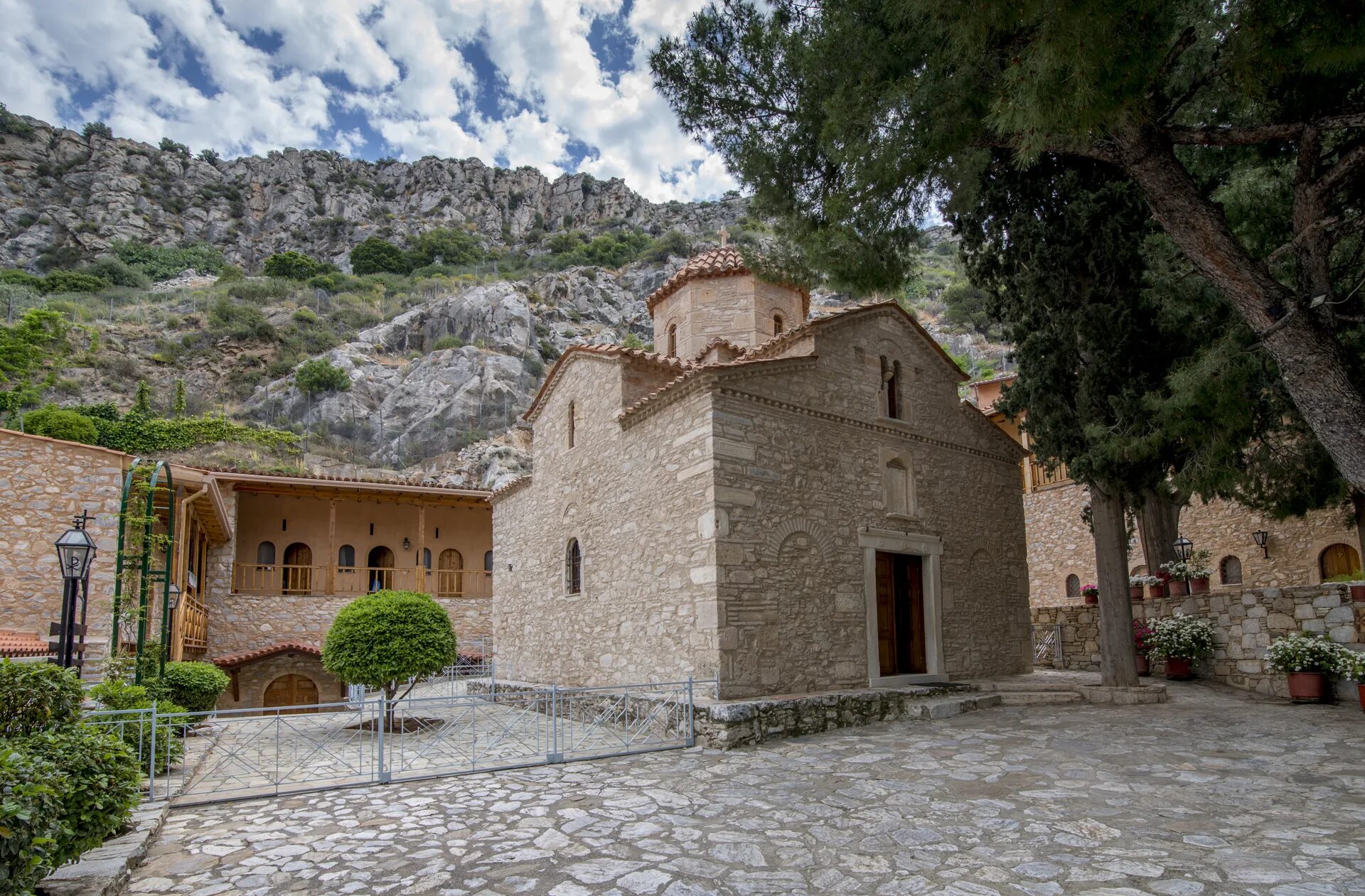 монастырь иоанна крестителя. апофет на горе кадес в греции. калаврита греция монастырь. мистра пелопоннес. иоанна предтечи.