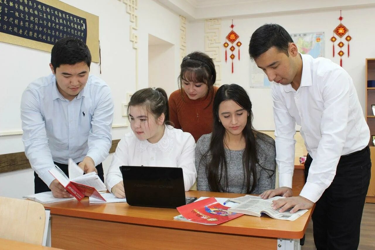 Устозни кўзида ёш мактаб сўнги қўнғироқ. 33 колледж в самарканде. Талабалар формаси. O`qituvchi. Малима ва талаба.