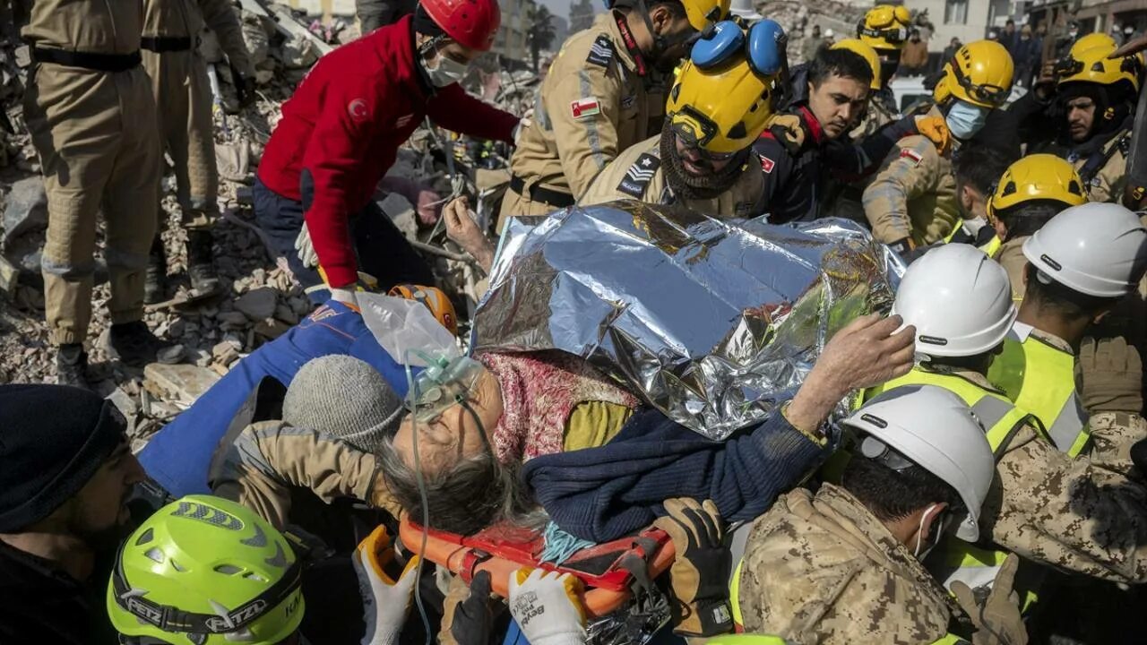 Спасение людей из под завалов. Кадры землетрясения в Турции. Спасенные Турция спасенные. Хатая турция
