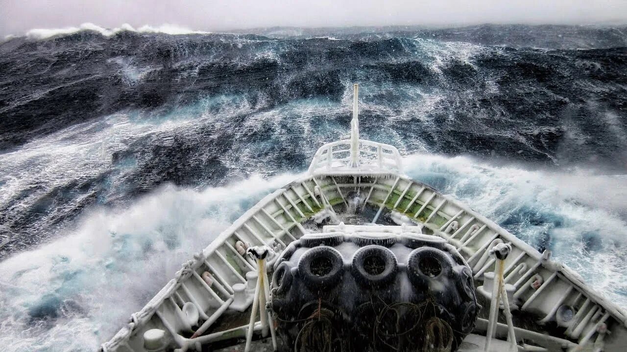 Корабли и огромные волны. Шторм вид с корабля. Корабль в шторм. Волны вид с корабля. Корабль в Штормовом море.