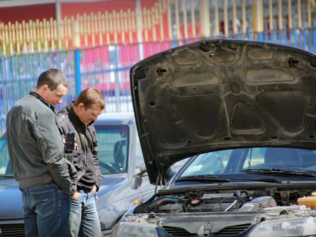 Продажа автомобиля перекупам. Перекупщик авто. Осмотр авто. Автомобильный перекуп. Авторынок перекуп.