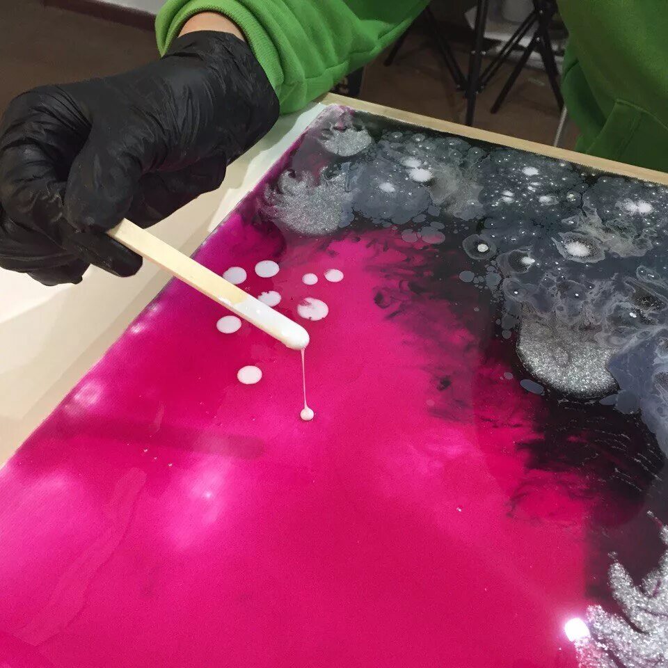 Как залить эпоксидку. Техника Resin Art эпоксидная смола. Заливка из эпоксидной смолы. Рисование эпоксидной смолой. Полиэфирная смола для заливки.