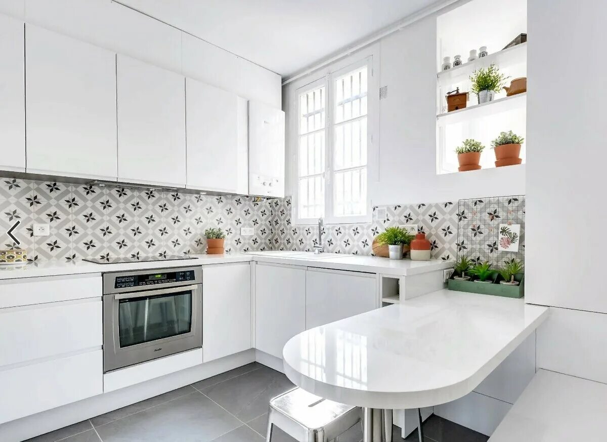 Белая кухня с темной столешницей и фартуком. Белая плитка на кухне. Белая кухня с темной столешницей. Фартук для белой кухни. Белая кухня с черной столешницей.