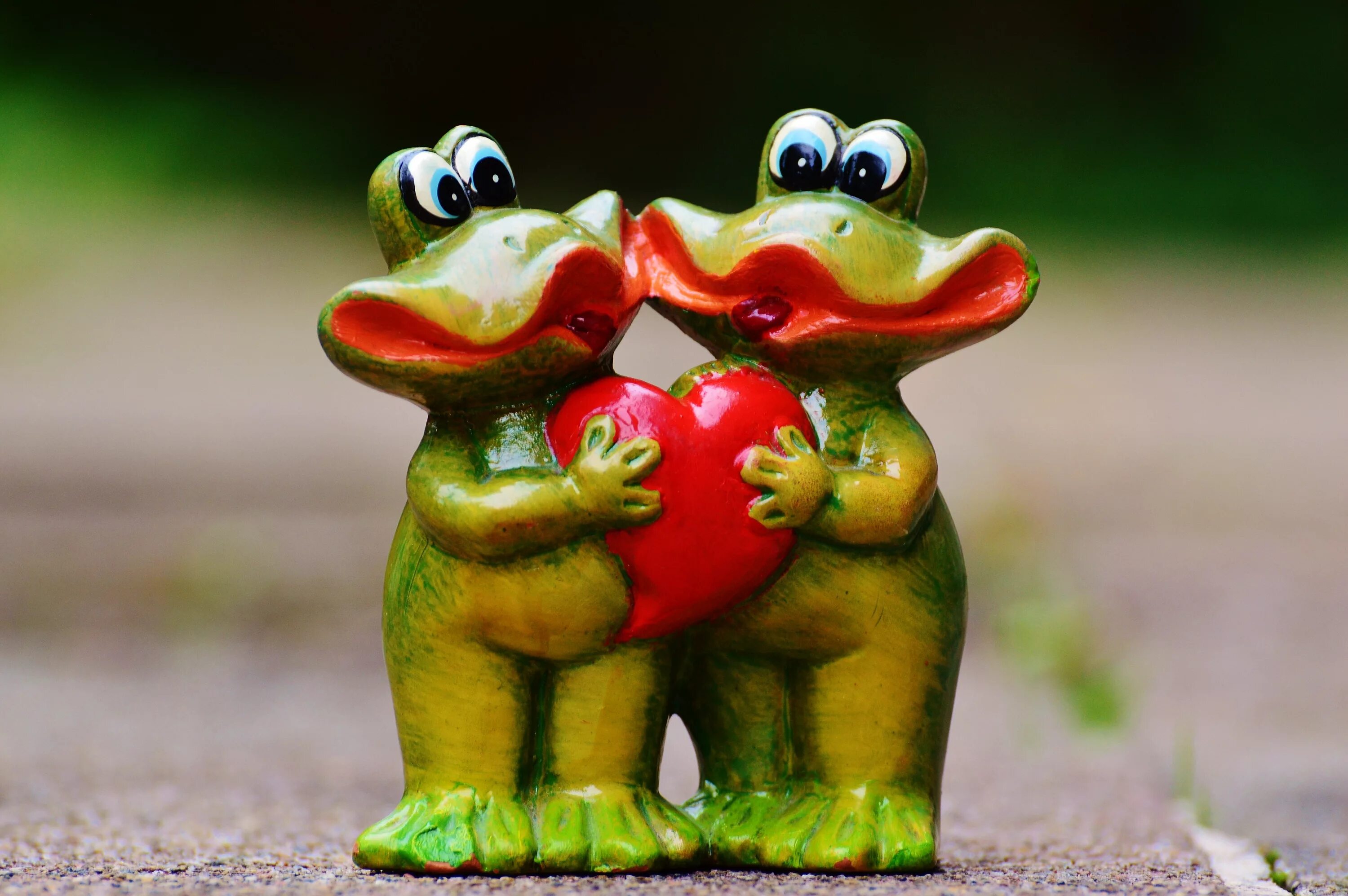 Открытка на 14 февраля с лягушкой. Открытка 23 февраля с лягушкой. Funny Love Wallpapers. Frog Heart Sticker.