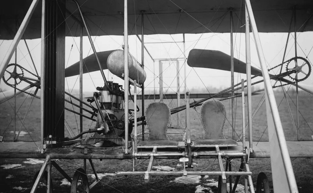 Братья первые авиаторы 4. Первый полет братьев райт 1903. братья райт первый самолет. первый аэроплан райт. аэроплан братьев райт.