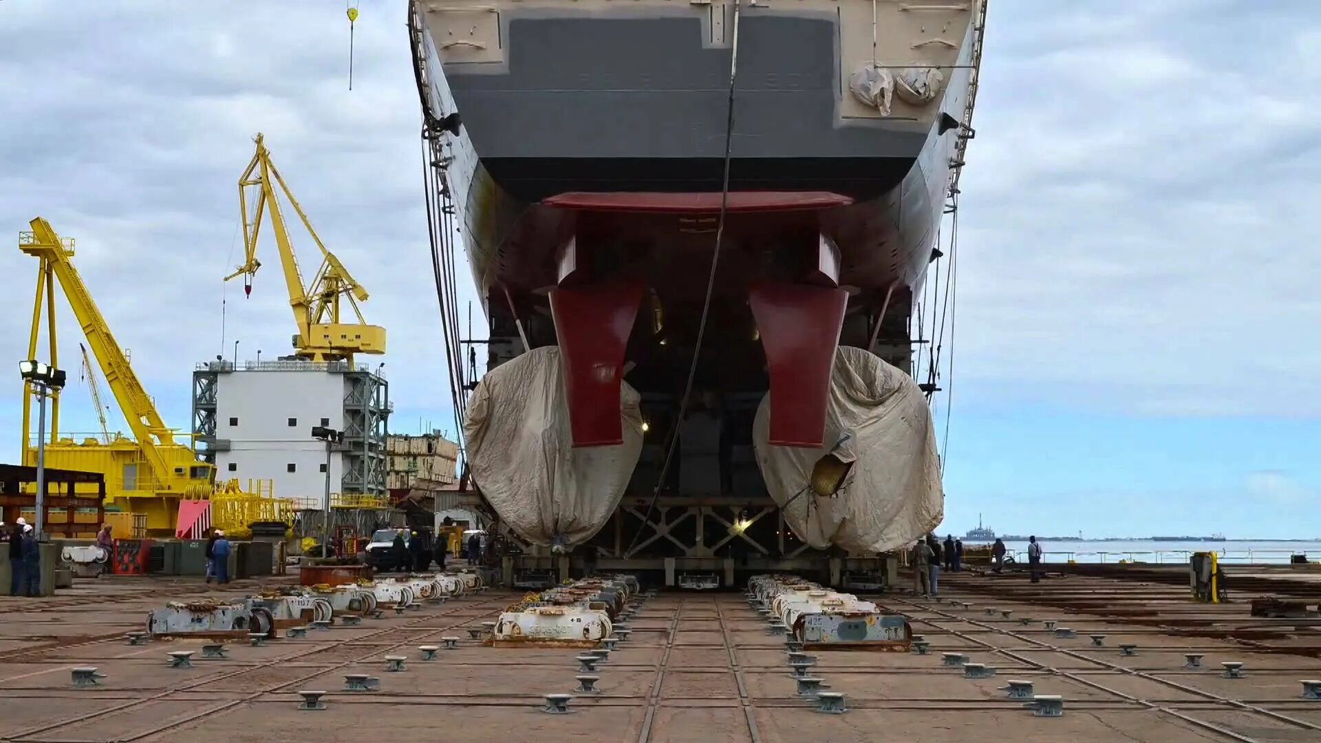 Передвижение судов. Верфь – Ingalls Shipbuilding. Ральф Джонсон эсминец. Эллинг Северная верфь. Стапель судостроение.