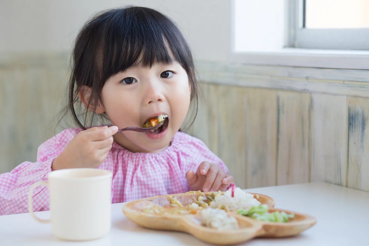 Japanese kids eat a good. Счастливый ребенок. Мороженое дети япония. Счастливый ребенок. Девочка в желтой кофте которая ест лапшу.