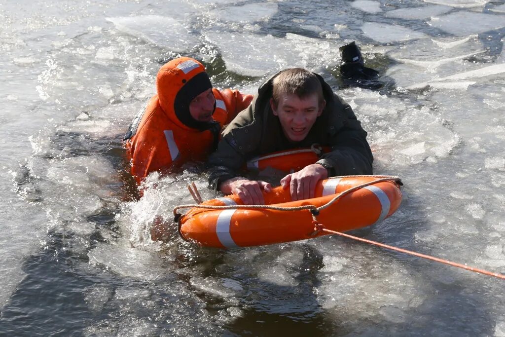 Спасательные подручные средства. МЧС России спасение на воде. МЧС России спасение людей на Водах. Спасатели на воде МЧС. Спасение людей на воде МЧС.