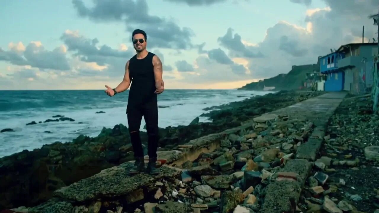 Luis fonsi feat daddy yankee despacito. Luis fonsi - despacito ft. daddy yankee. luis fonsi daddy yankee. despacito луис фонси. despacito луис фонси клип.