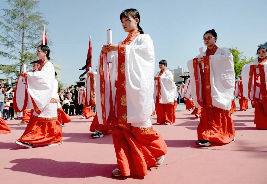 В китайской провинции Сычуань церемония совершеннолетия. Сиань Национальная одежда. Совершеннолетие в Китае. Церемония совершеннолетия в древнем Китае.
