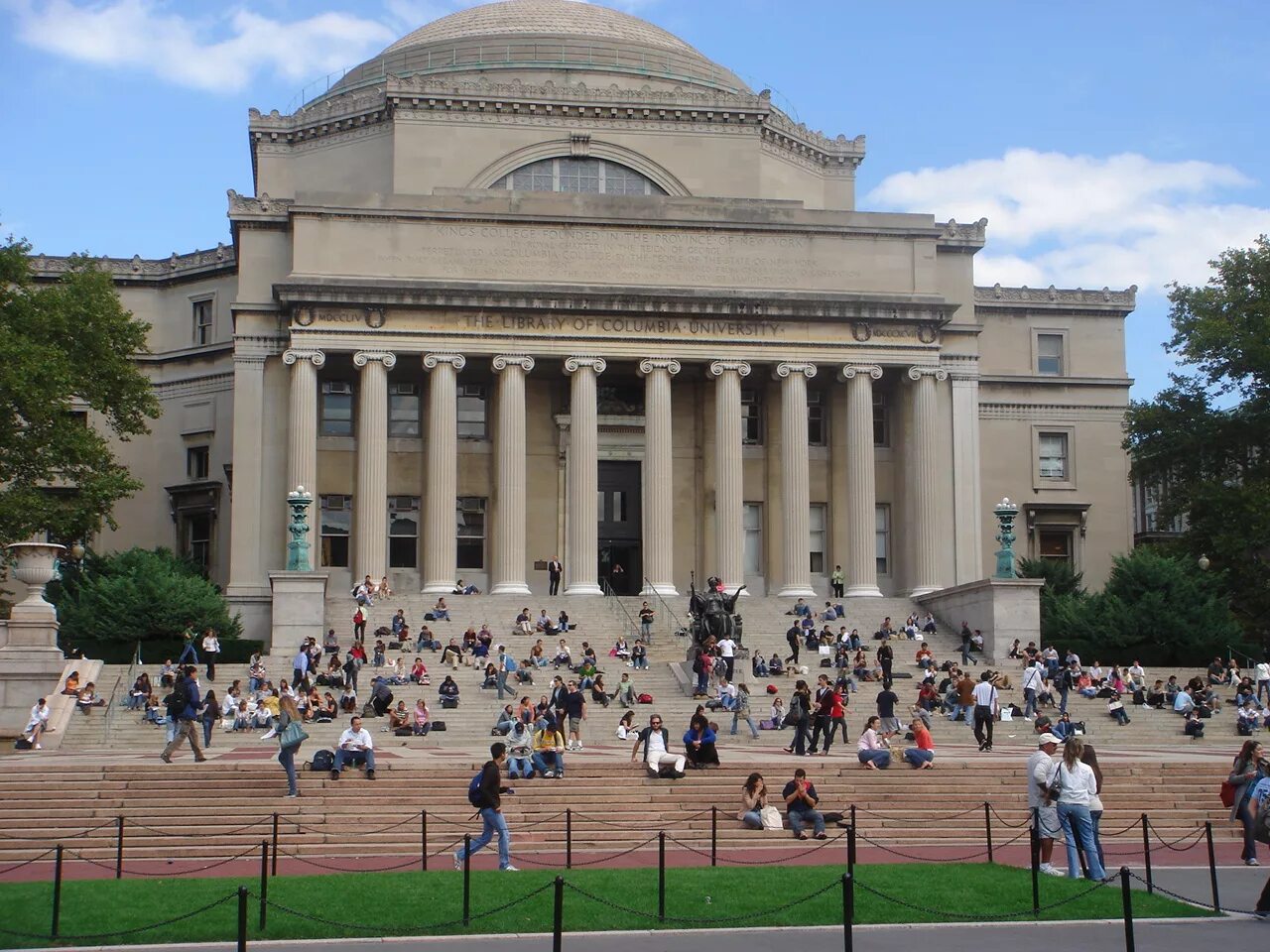 Колумбийский университет США. Колумбийского университета бронзовая статуя. Колумбийский университет в Нью-Йорке фото. Университет ешива Нью Йорк.