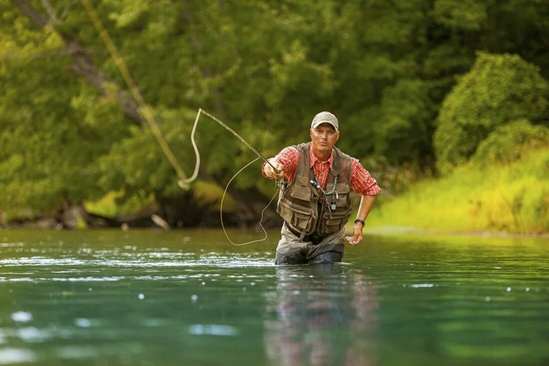 Рыбак с удочкой. Рыбалка летом. Мужик с удочкой. Мужик рыбачит. I like going fishing