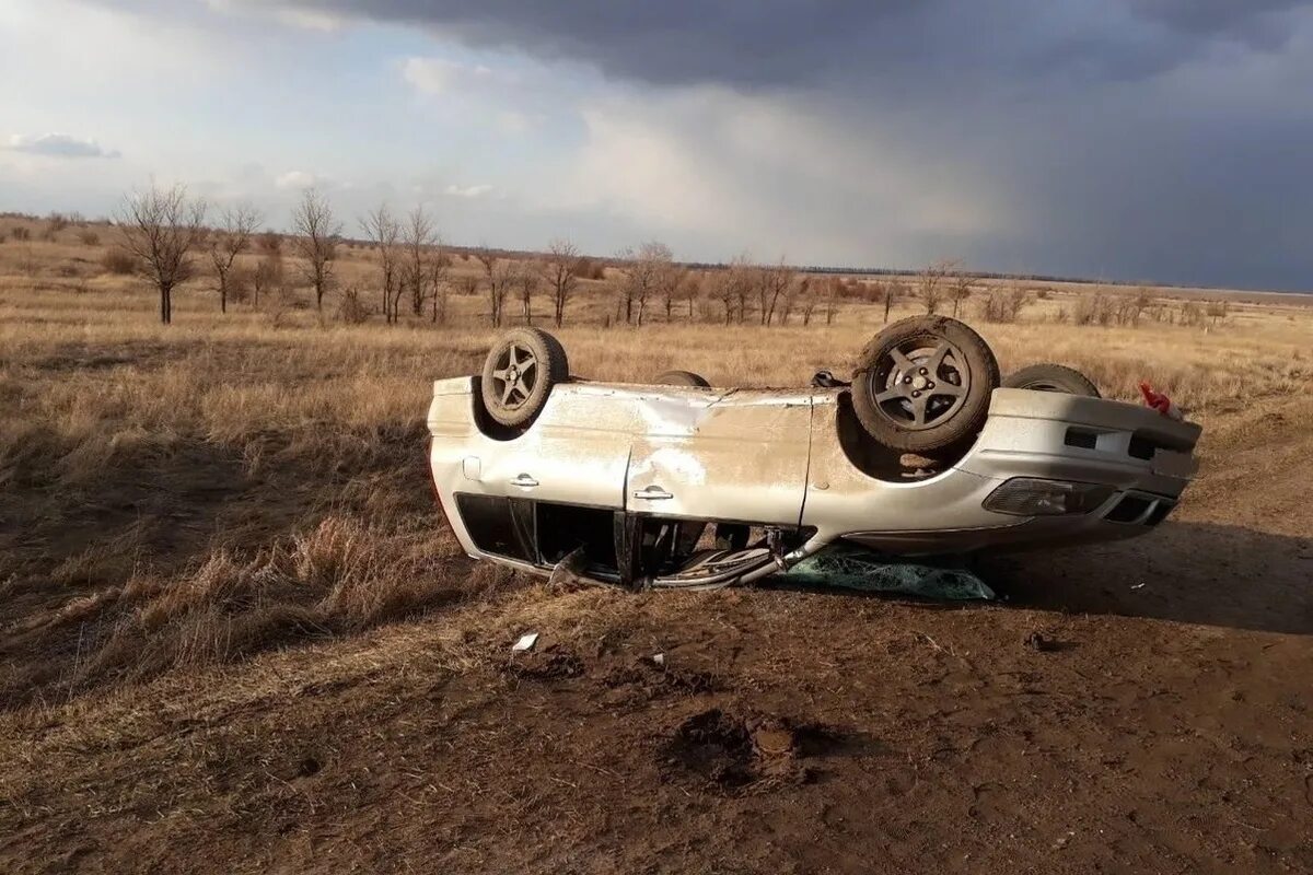 Автомобиль переворачивался. Опрокидывание автомобиля. перевернутый автомобиль. перевернутая тачка.
