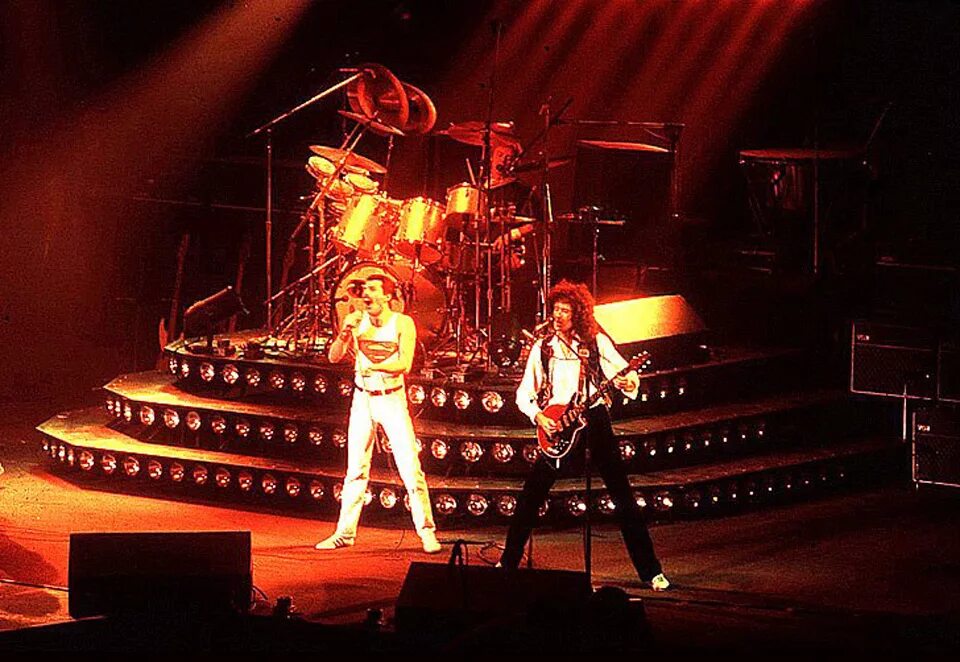 Where does the queen live. Куин монреаль 1981. группа queen 1980 concert. queen live in montreal 1981. queen - rock montreal  1981.