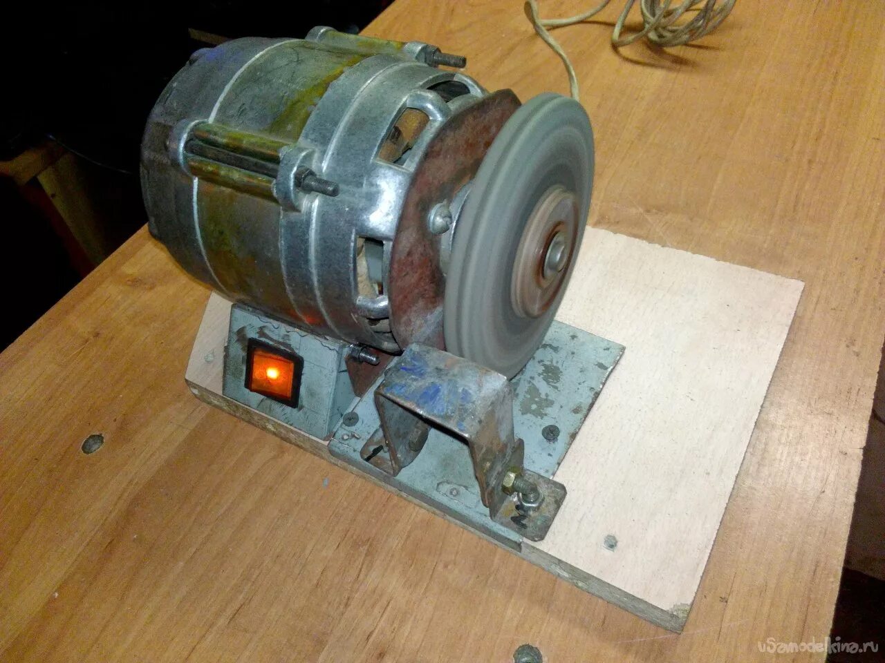 Точило из мотора стиралки автомат. Точило из двигателя от стиральной машины. Бзу-2 точильный станок. Двигатель от стиральной машины хотпоинт аристон. Наждак из двигателя дсм1.