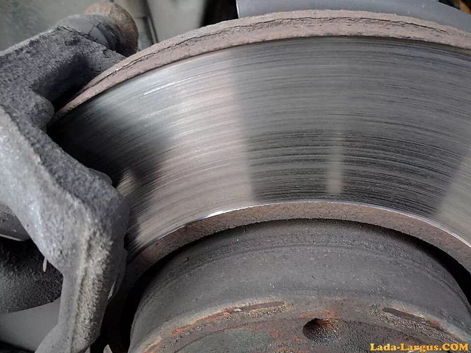 Тормозной диск веста изношенный. Выработка на тормозных дисках. Выработка на тормозном диске. Выработка на тормозном диске. Выработанные тормозные диски.