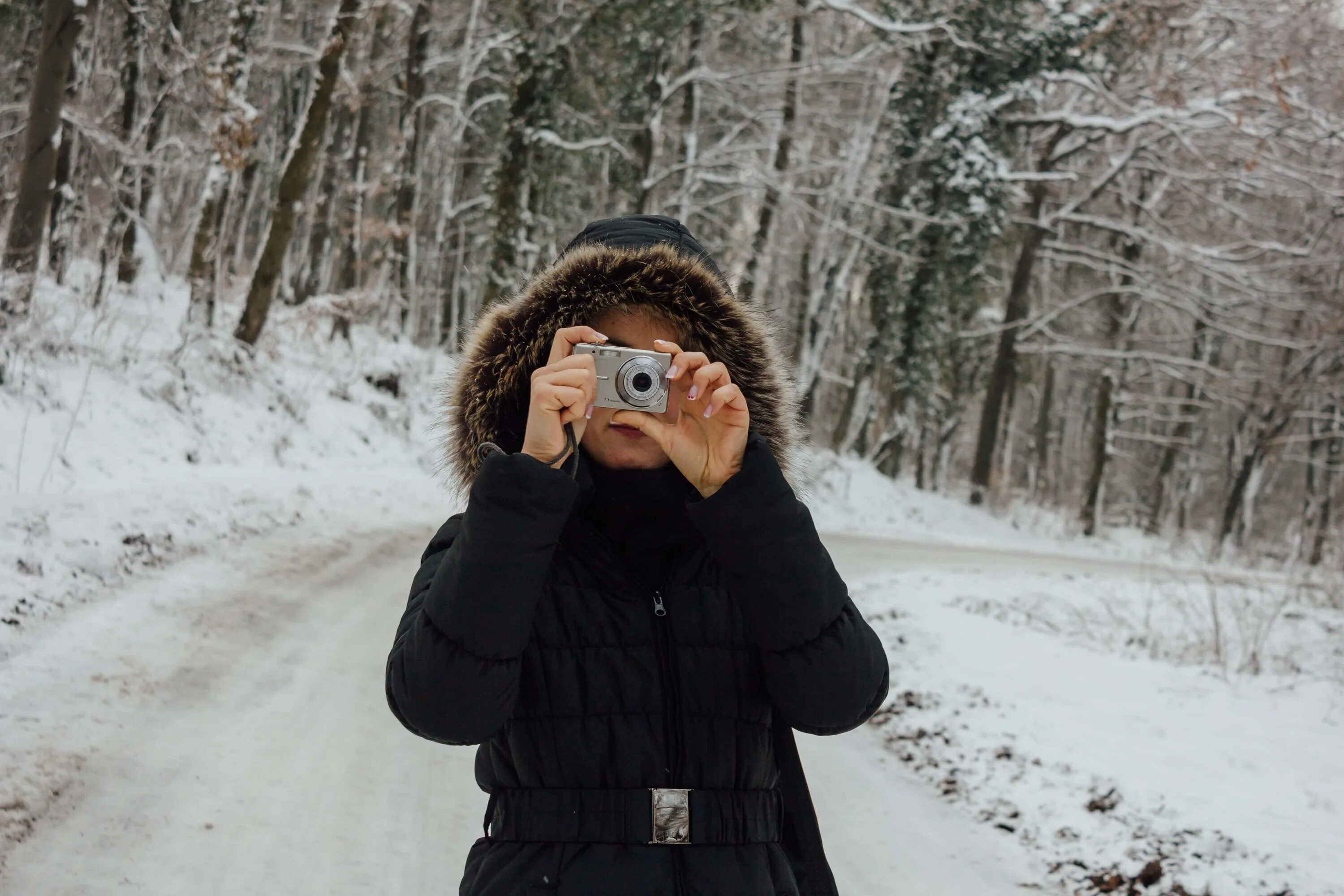 Девушка зимой. Девушка в зимнем лесу. Девушка в очках зимой. Девушка фотограф зима. Где прячется зима