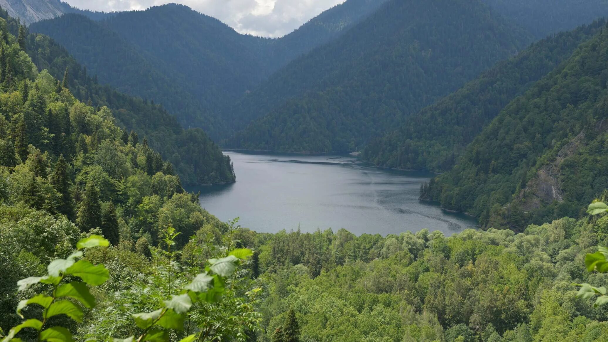 Абхазия на абхазском. Амткел Абхазия. Климат Абхазии. Омаришара Абхазия. Амткельское озеро в Абхазии.