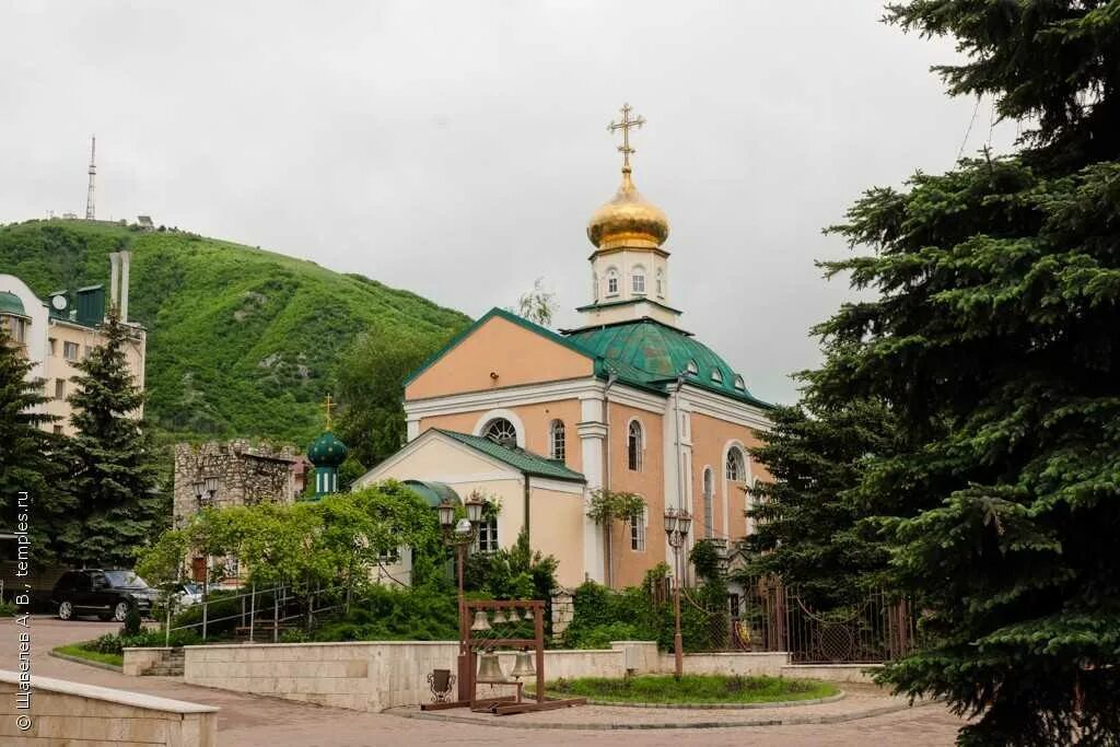 Син пятигорск. Лазаревский храм пятигорск. пятигорск скорбященская церковь. храм покрова пресвятой богородицы пятигорск.