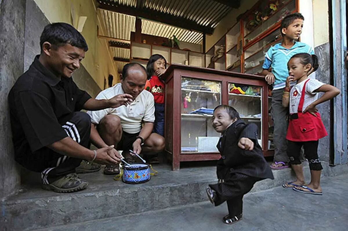 Какой у самого маленького человека. Хагендра тапа Магар. Хагендра тапа Магар карлик. Самый маленький человек в мире Хагендра тапа Магар. Хагендра тапа Магар рост.
