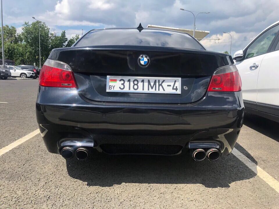 BMW e60 Акрапович. БМВ e60 m Akrapovic. Е60 Акрапович насадки. M5 e60 Akrapovic. Акрапович м5