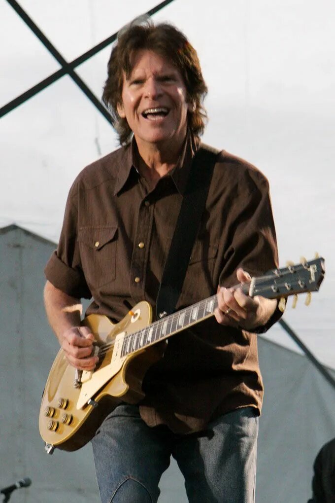 Лучшее джона фогерти. John fogerty в молодости. Джон кэмерон фогерти. John fogerty джон фогерти. Лучшее джона фогерти.