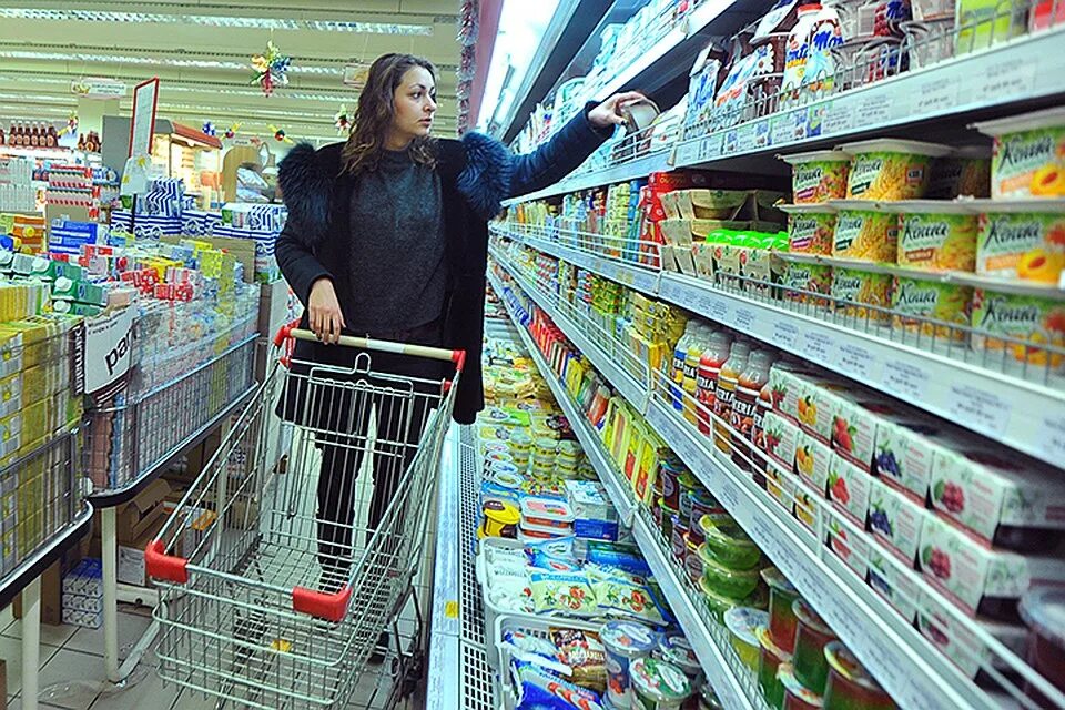 прилавок российского магазина. стоявшей на прилавках магазина. прилавок с продуктами. выкладка товара в магазине. стоявшей на прилавках магазина.