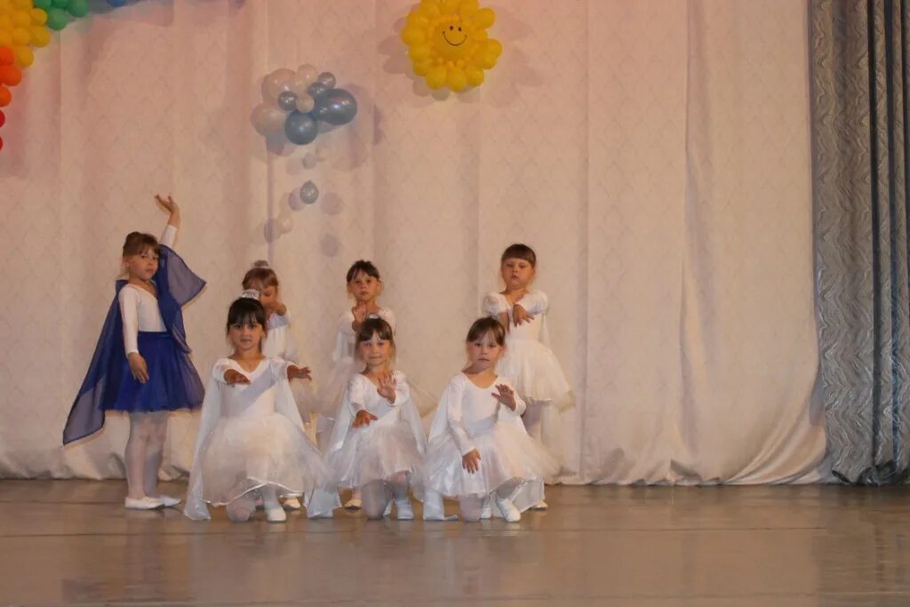 платье для танца журавли. костюм птицы для девочки. синяя птица танцы дети. танец птицы дети. танец птиц в детском саду.