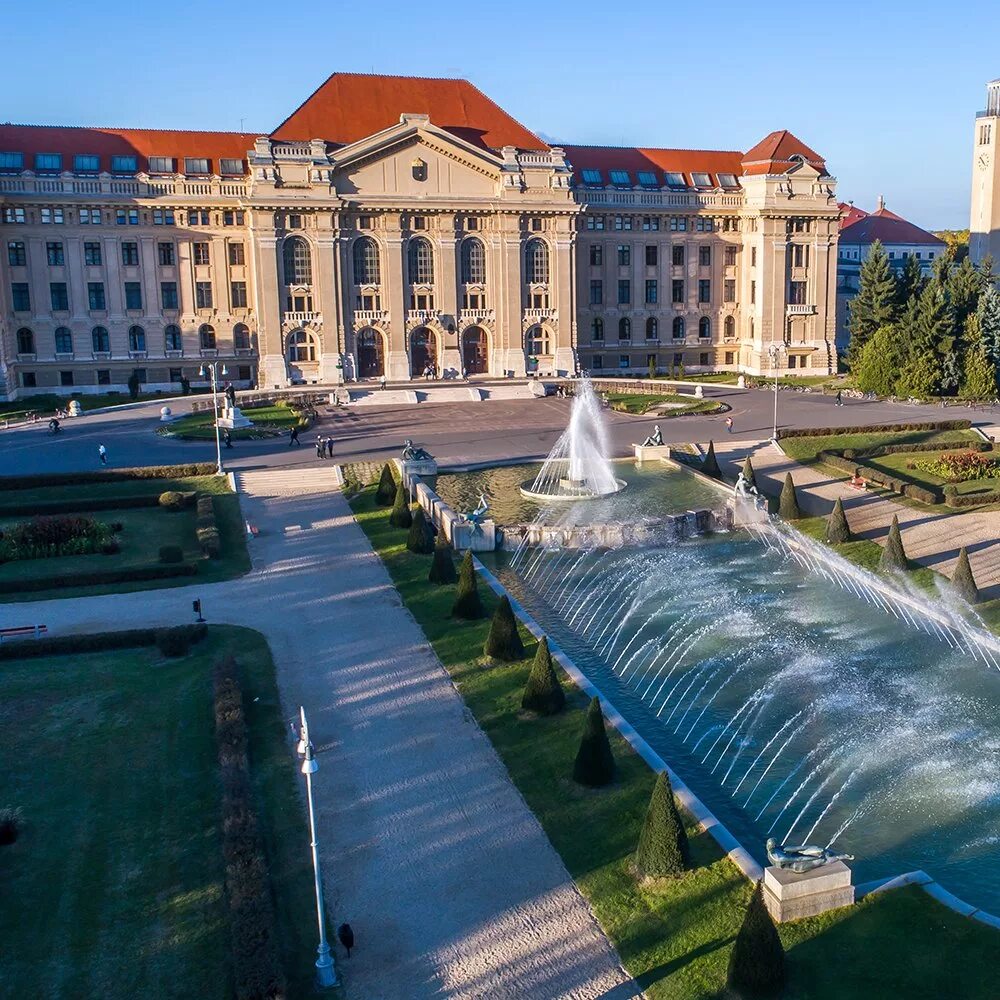 Debrecen. Дебрецен университет. Дебрецен Венгрия. Дебрецен Венгрия достопримечательности. Дебрецен фонтан университет.