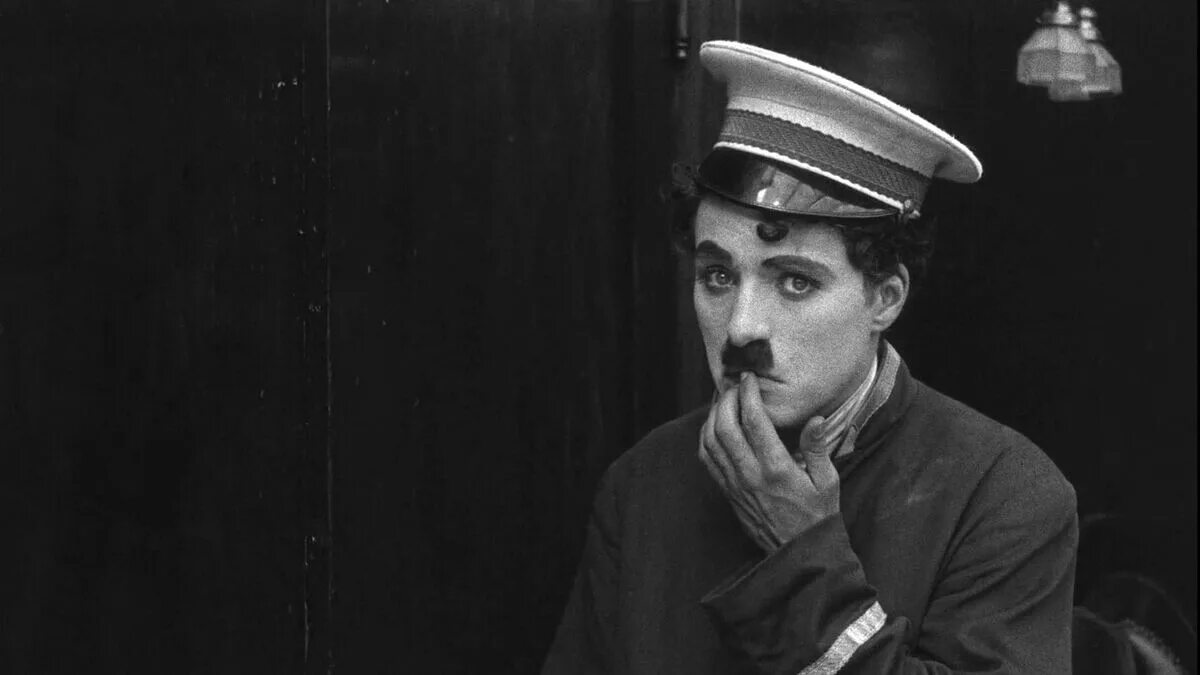 На плечо чаплин афишу. Чарли чаплин женский образ. Чаплин дневники. Чаплин портрет. Чаплин дневники.