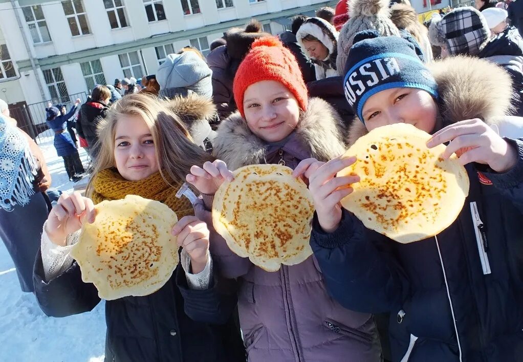 Где есть блины в москве. Угощения на Масленицу. Угощение блинами на Масленицу. Детям о Масленице. Раздача блинов на Масленицу.