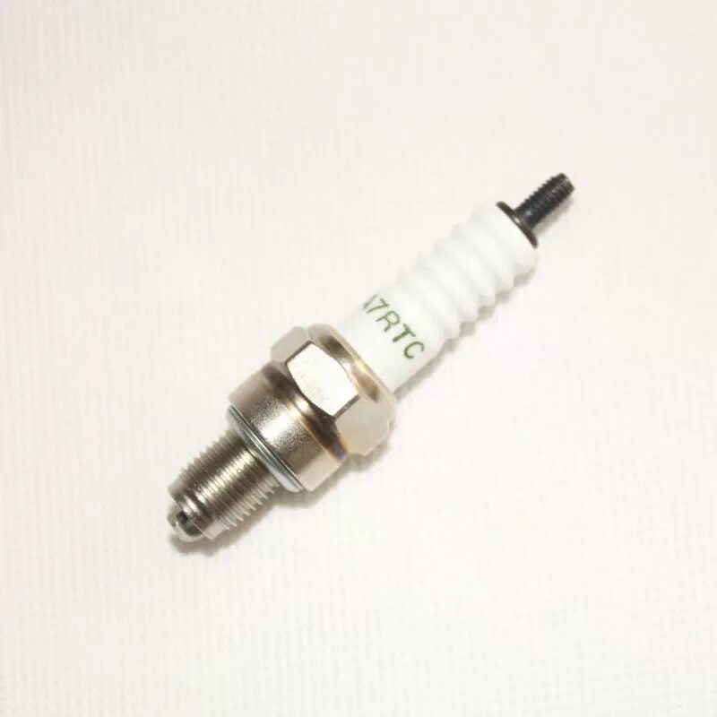 Свеча зажигания на скутер стелс скиф 50 2т. Spark plug свечи e6tc. Свечка скутер. Свечка скутер. Свеча зажигания a7tc 4т.