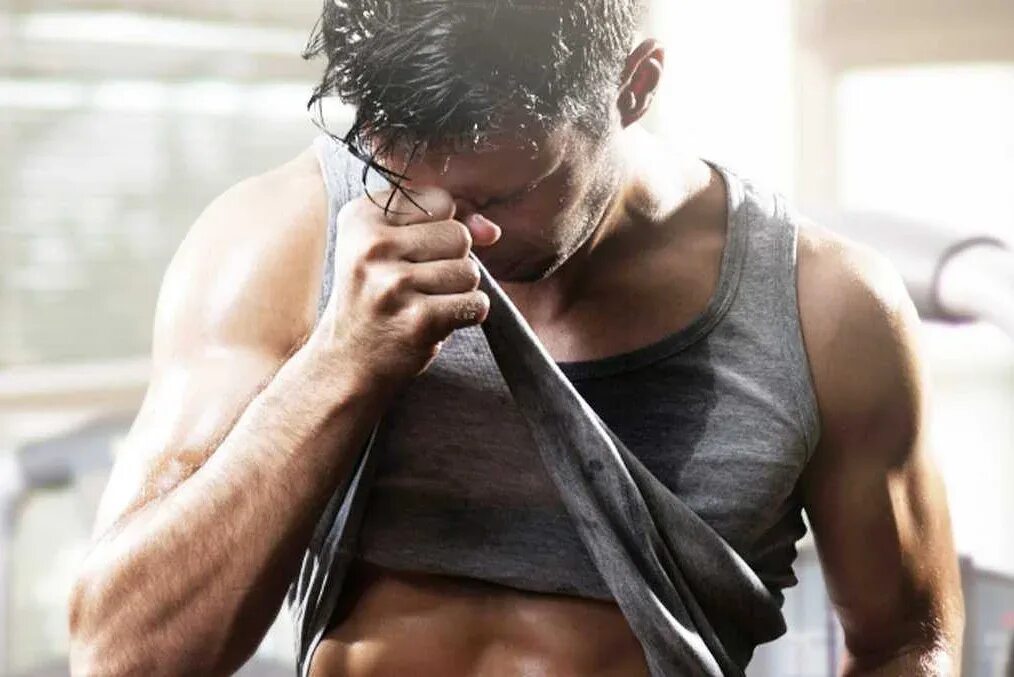 Вспотевший спортсмен. Девушка потеет. Девушка вспотела. Вспотел на тренировке. Красивая спина.