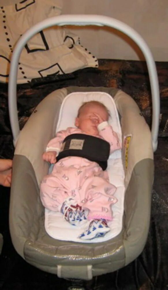 Ребенок в 3 месяца в коляске. Коляска для новорожденных. Новорожденный ребенок девочка в коляске. Коляска "малыш". Грудной малыш в коляске.