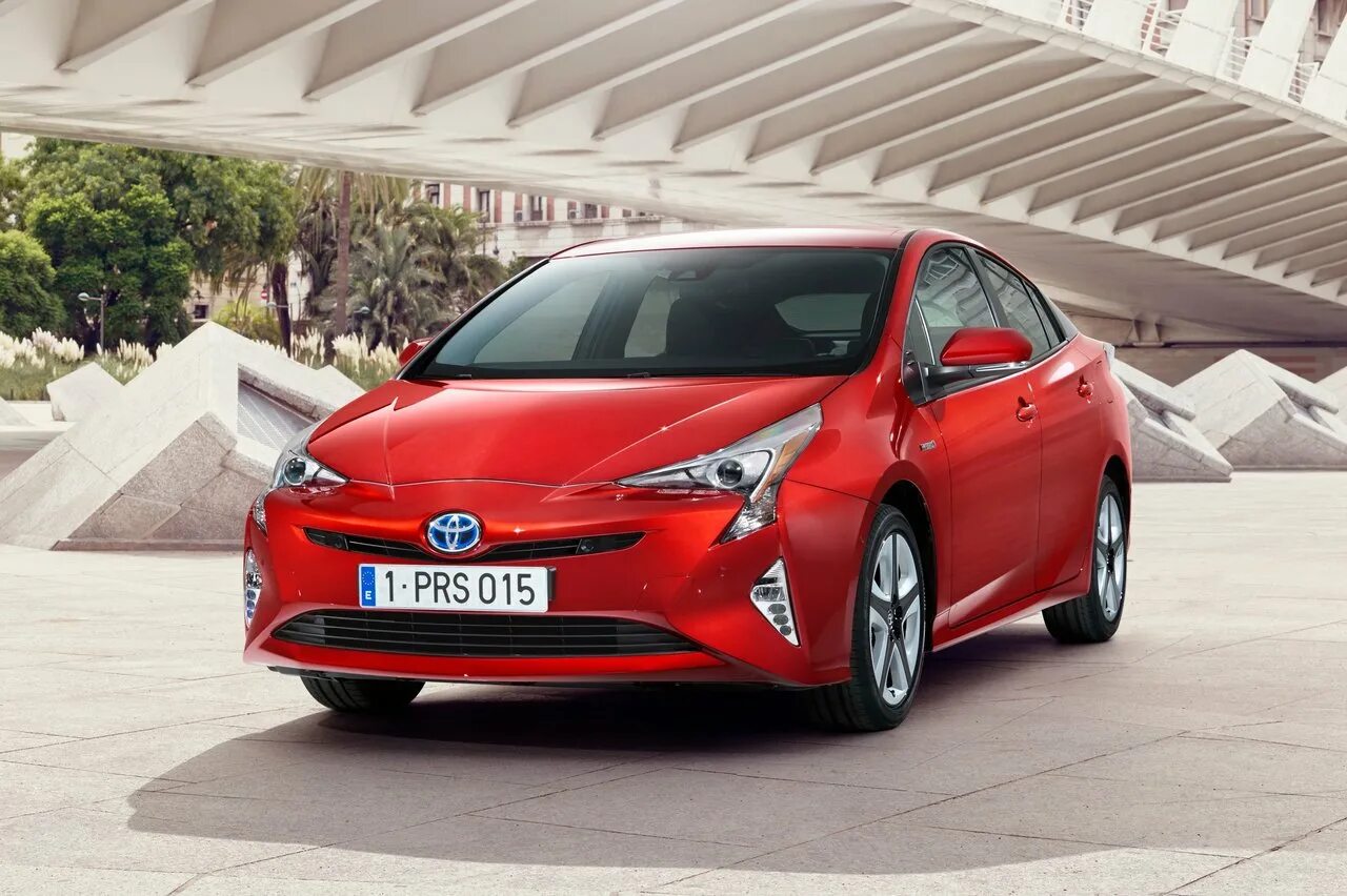 Toyota prius plus. Toyota prius 2012. Toyota prius zvw35. Toyota yaris hybrid. Гибрид тойота минусы.