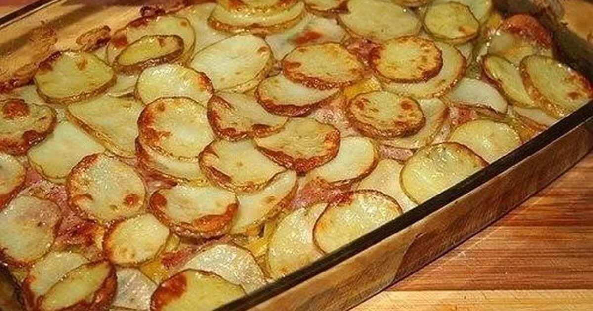 Картошка кружочками в духовке. Картофель кружочками запеченный в духовке. Картошка в духовке запеченная кружочками. Картошка нарезанная кружочками в духовке