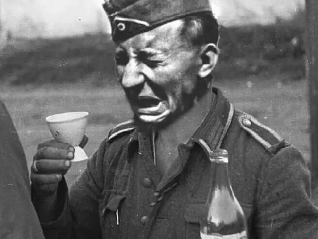 Фельдфебель вернер рахтман. Адольф гитлер ухмылка. Адольф гитлер ухмылка. Довольный немец. Йозеф геббельс фото.