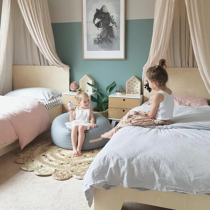 Sister and me bedroom. Girls dormitory. Какие бывают девчачьи комнаты. Слип сестрички. С сестренкой в постели.