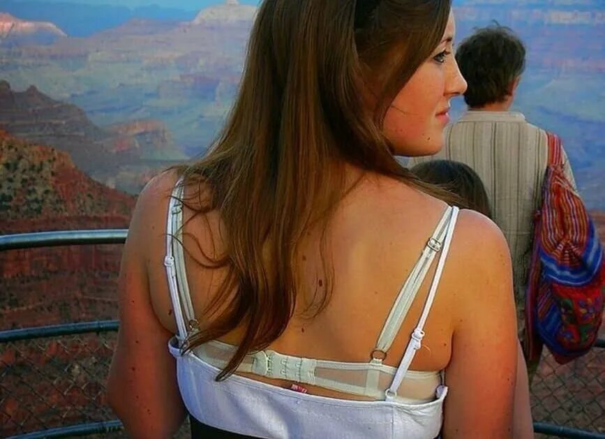 Примеряет бюстгальтер. Неудобный бюстгальтер. Sweet mama "бюстгальтер для кормления артикул: bm0225/1 черный". Бюстгальтер. Лямка от лифчика.