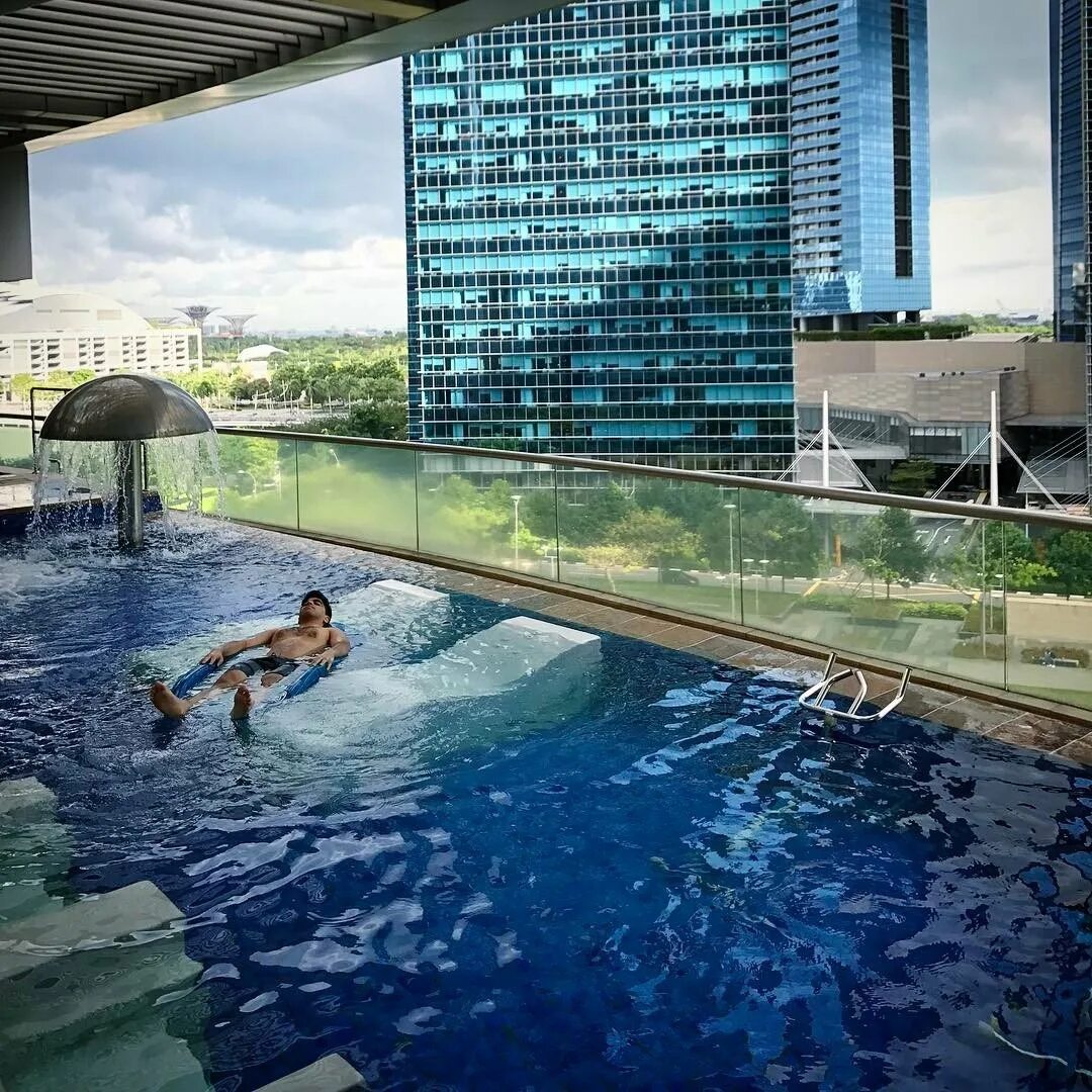 Бассейн в сити. Отель Marina Bay Sands бассейн. Бассейн Infinity Pool Сингапур.