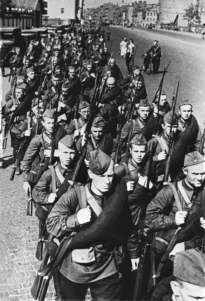 Солдаты в первые дни войны. Солдаты уходят на фронт 1941. Бойцы уходят на фронт.
