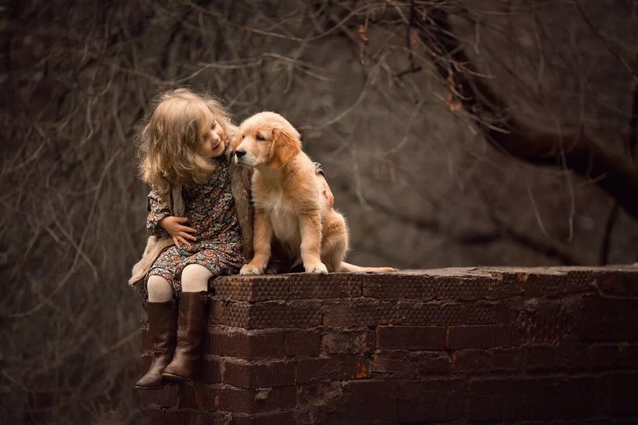 Люди и звери сюжет. Девочка с собакой. Трогательные животные. Детская фотосессия с собакой. Девочка и щенок.