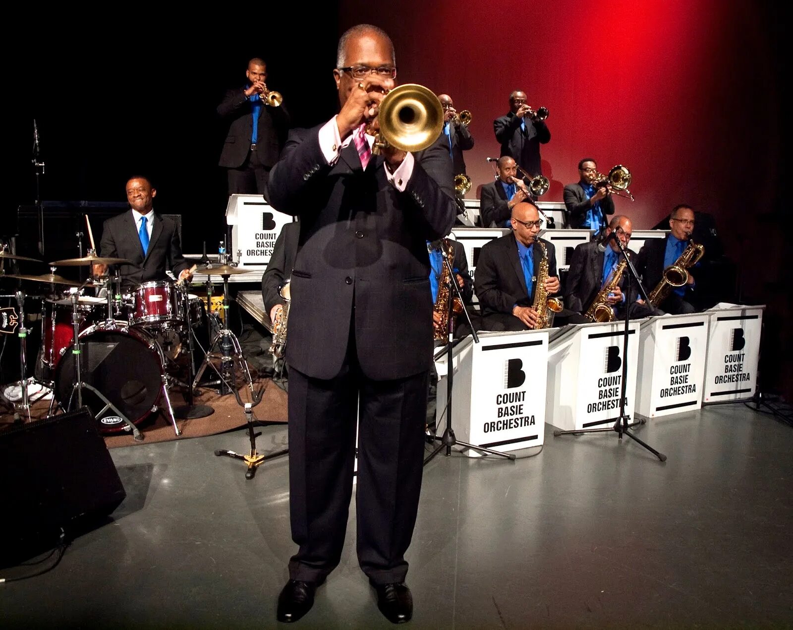 Count basie orchestra. Оркестр каунта бейси. каунт бэйси (count basie). оркестр каунта бейси фотографии. концерт каунта бейси в англии.