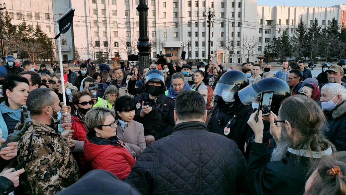 Какой сегодня митинг. Хабаровск митинг 2021. Митинг. Протесты в Хабаровске. Люди на митинге.