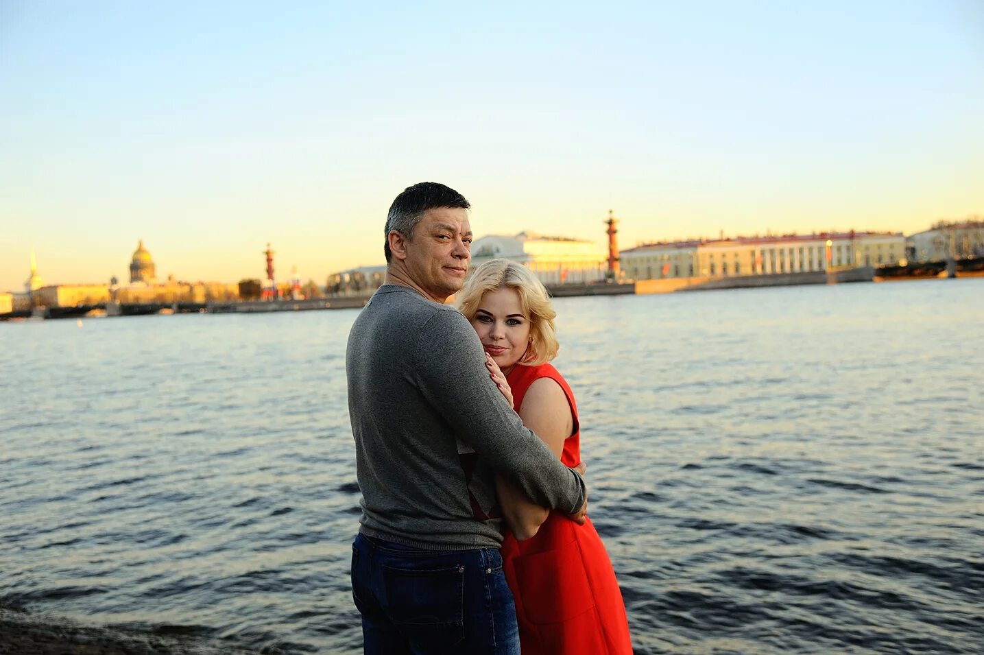 Фотосессия на крыше пара. Пара на улицах санкт петербурга. Лав стори фотосессия на крыше спб. Фотосессия на крыше. Пара в питере.