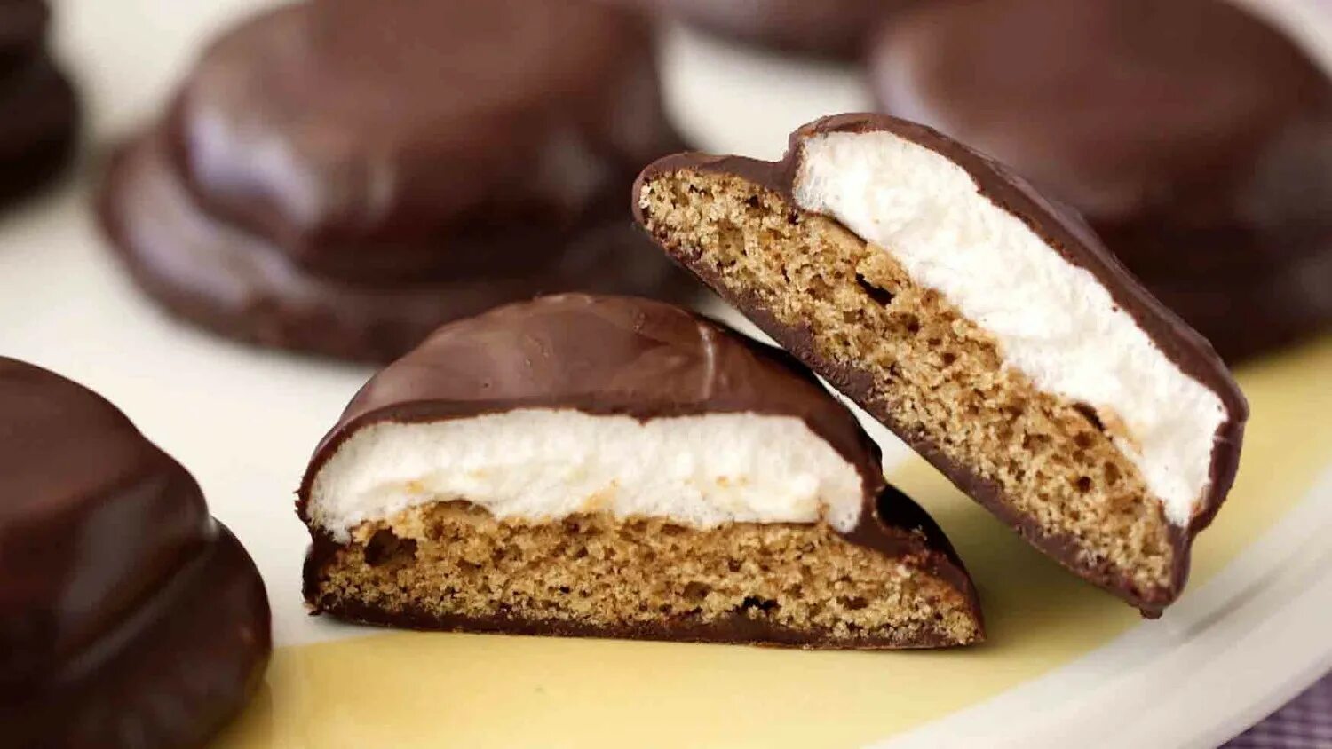 Зефир в шоколаде калории. Шоколадное печенье с зефиром. Зефир в шоколаде. Печенье с шоколадной глазурью. Шоколадное печенье с маршмеллоу.